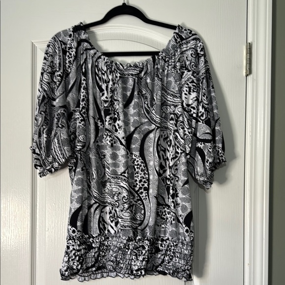 Elegant Monochrome Women's Blouse - Picture 2 of 2